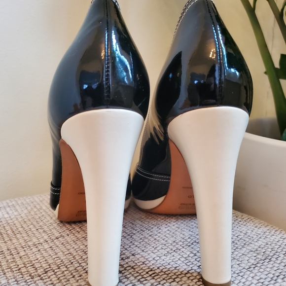 Miu Miu Black Patent Leather Round-Toe Pumps - Picture 4 of 6